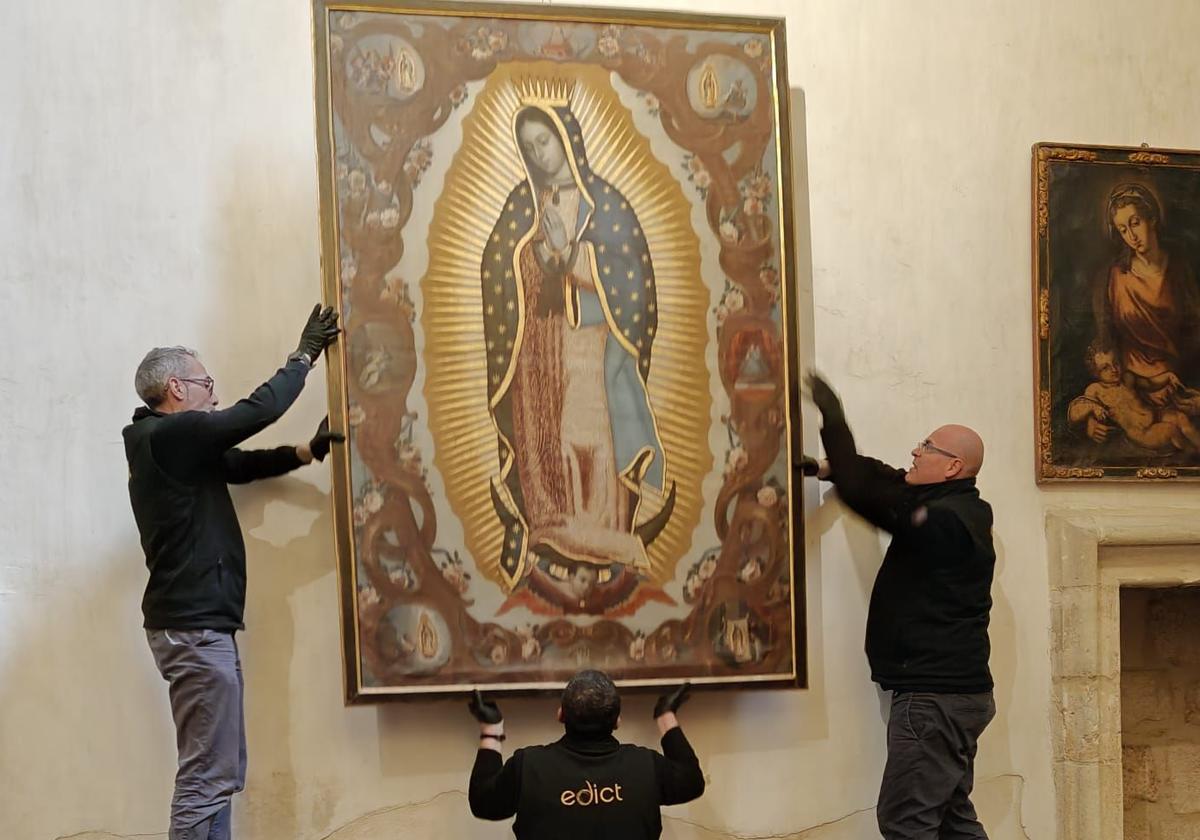 Tres operarios descuelgan la obra de Manuel de Osorio de la Catedral el pasado mes de abril.