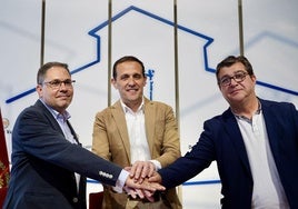 El presidente de la Diputación, Conrado Íscar (centro), junto al director de Cáritas Diocesana, Guenther Eduardo Boelhoff (izquierda), y el presidente provincial de Cruz Roja, Juan José Zancada.