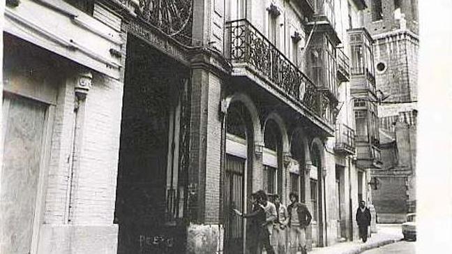 ¿A qué dos calles da el Pasaje Gutiérrez?