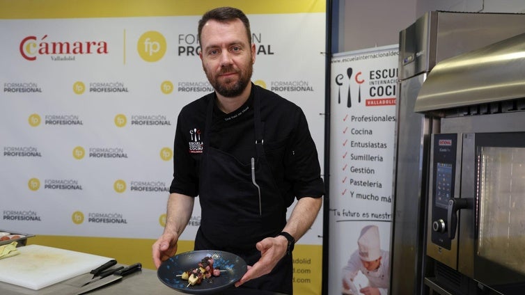 El chef de la Escuela Internacional de Cocina con su entrante de salchicha recién cocinado