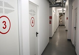 Interior de un local reconvertido en trasteros en la calle El Roble de la capital.