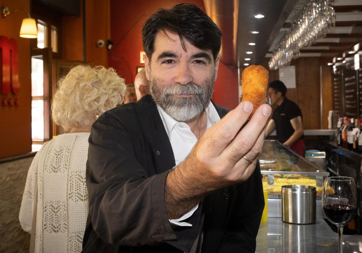 El especialista de moda y cine de RTVE Rafael Muñoz posa con una croqueta del bar Ceyjo.