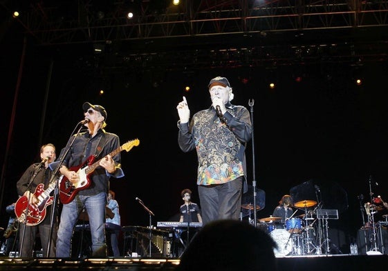 Mike Love, vocalista y a la guitarra Al Jardine en el escenario de Gredos en 2012. A Brian Wilson era imposible encuadrarle en una foto en aquella actuación, al permanecer al fondo del escenario.