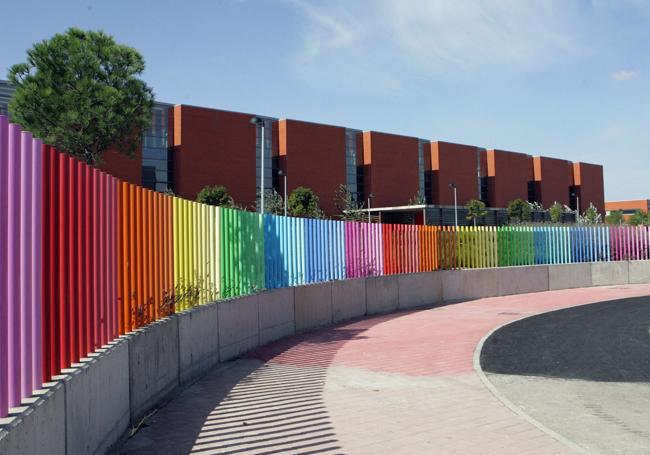 Los colores del arcoíris decoran las verjas y las vidrieras de alguno de los edificios del hospital.