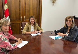 La consejera, entre la presidenta de la Diputación, a la derecha, y la vicepresidenta.