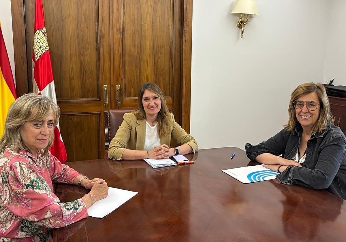 La consejera, entre la presidenta de la Diputación, a la derecha, y la vicepresidenta.