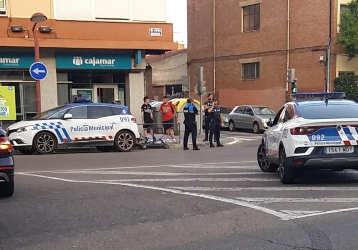 Intervención de la Policía con los dos jóvenes implicados en la plaza del Carmen.