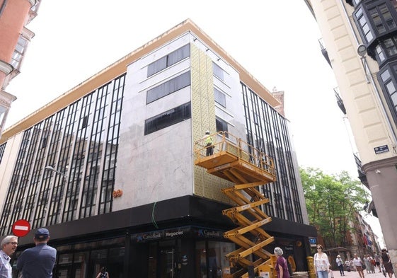 Instalación del jardín vertical en la fachada del CaixaBank de Regalado.