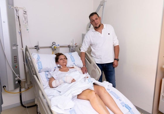 Sandra Martínez, en el hospital días después de ser atropellada.