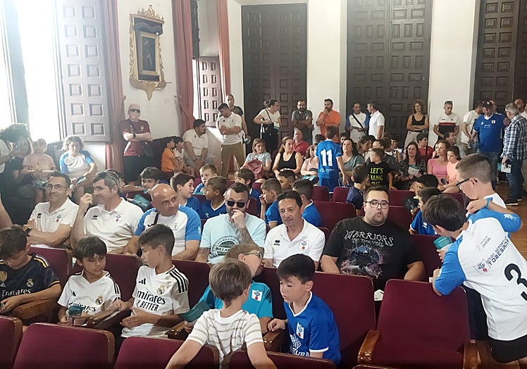 Muchos niños en la presntación del campus de Aitor Karanka.