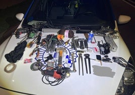 Herramientas intervenidas por la Policía Local a los ocupantes del vehículo.