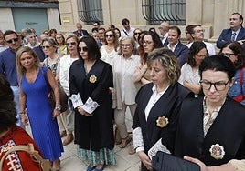 Asistentes al paro de diez minutos a las puertas del Palacio Provincial de Justicia.