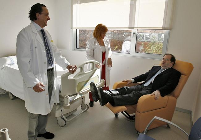 Juan Vicente Herrera prueba un sillón destinado a los acompañantes de los enfermos del hospital Río Hortega, en noviembre de 2008.