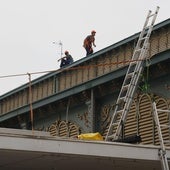 Operarios en la cubierta de la Plaza de Abastos.