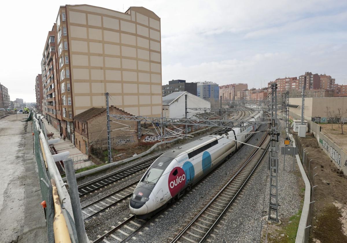Un tren de Ouigo visto desde lo alto del viaducto de Arco de Ladrillo de Valladolid.