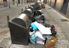 Contenedores en la Calle de los Bares.