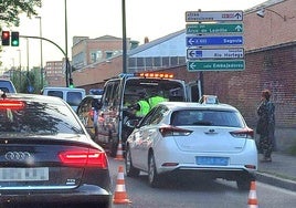 Intervención de la Policía Municipal en el paseo de Farnesio con el taxista que dio positivo.