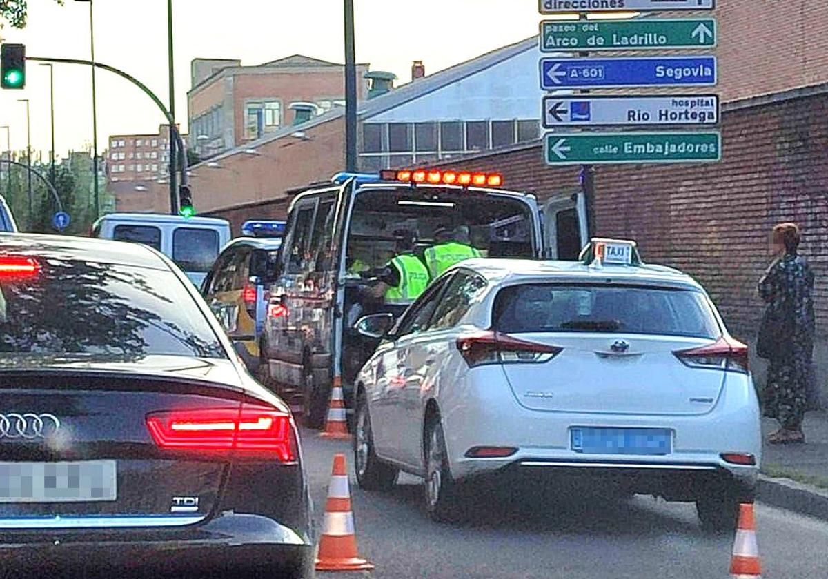 Intervención de la Policía Municipal en el paseo de Farnesio con el taxista que dio positivo.
