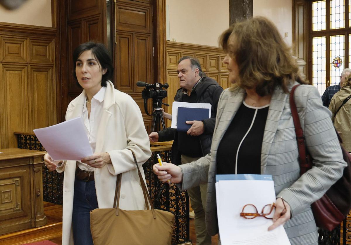 Las concejalas de Vamos Palencia y Vox Marta Font y Sonia Lalanda.