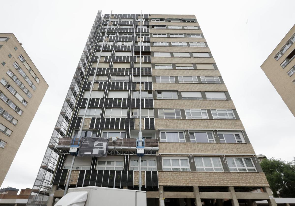 Trabajos de instalación de una fachada ventilada en el número 2 de la calle Arzobispo José Delicado, en el barrio de Huerta del Rey.