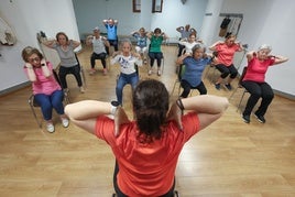Clase de la Escuela de Espalda, en el centro de vida activa de Puente Colgante.