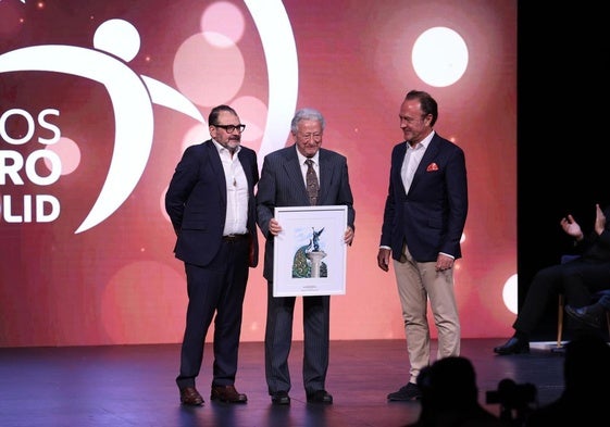 Antonio Pelayo, con Marce Fernández, director de la red de emisoras de Onda Cero, y Marcos Yllera.