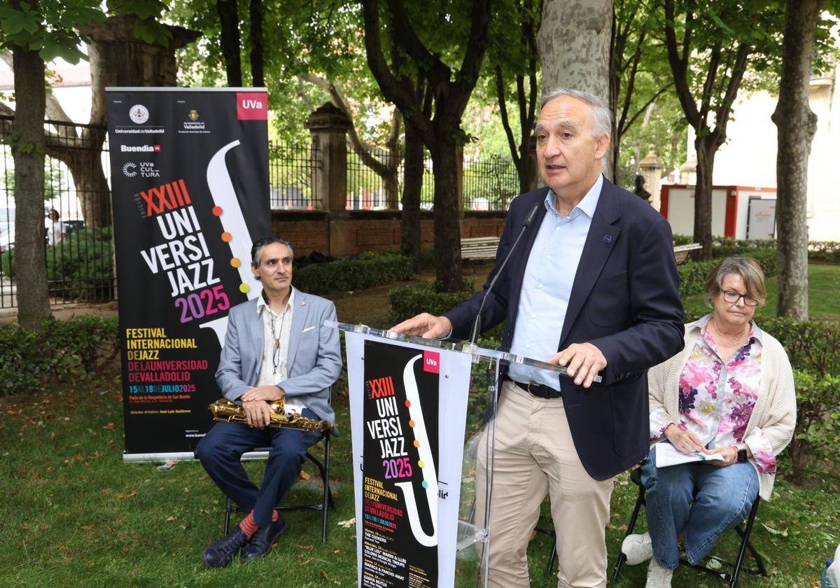 Antonio Largo, rector de la Universidad, presenta el Universijazz junto al músico José Luis Gutiérrez en los jardines del Palacio de Santa Cruz.