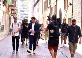 Xuxo Jones junto al concursante vallisoletano en la calle Teresa Gil durante la grabación de 'Lo sabe no lo sabe'.
