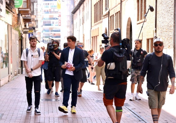 Xuxo Jones junto al concursante vallisoletano en la calle Teresa Gil durante la grabación de 'Lo sabe no lo sabe'.