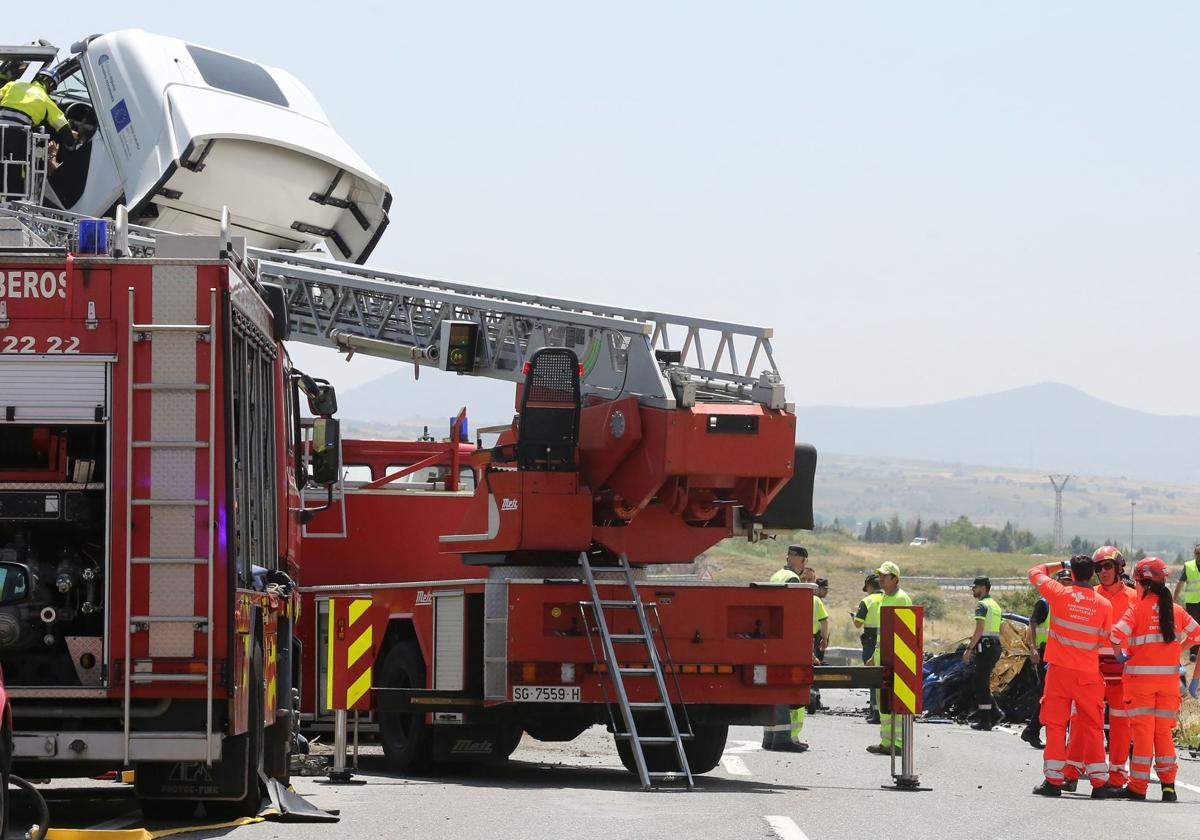 Bomberos y servicios de emergencia, en el lugar del accidente en la N-110.