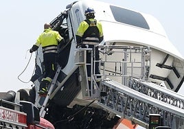 Bomberos y servicios de emergencia, en el lugar del accidente en la N-110.