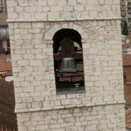 La campana en la torre de la iglesia de Santiago