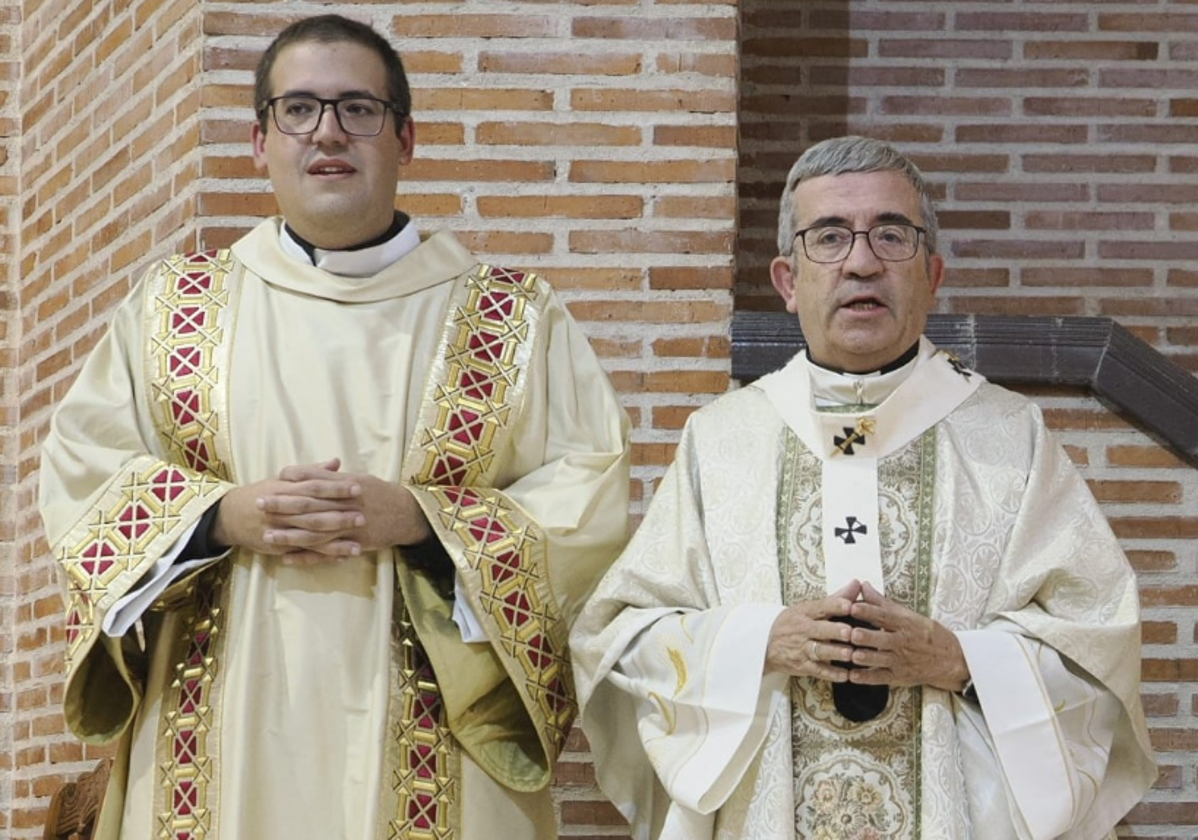 El canciller-secretario del Arzobispado, Alberto Muñoz (izquierda), junto al arzobispo de Valladolid, Luis Argüello, en una imagen de archivo.