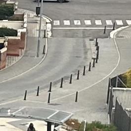 La fila de bolardos