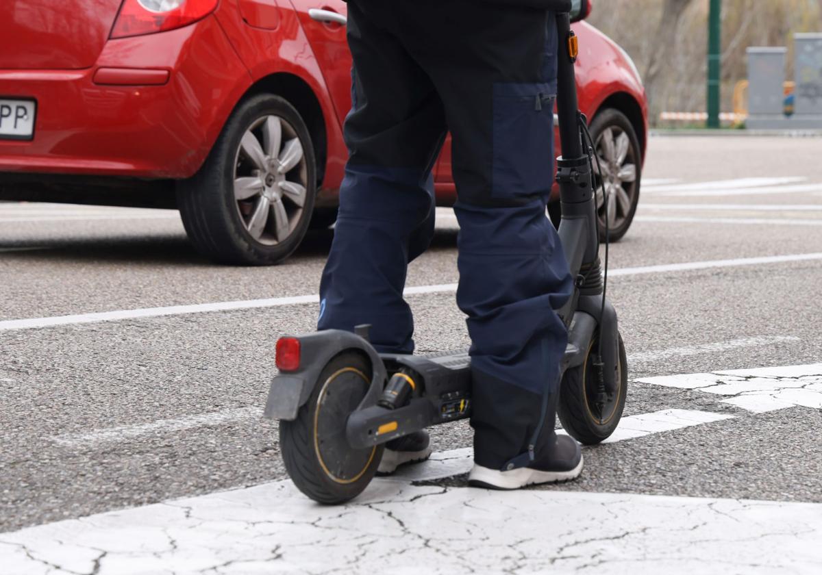 Imagen de archivo de un patinete eléctrico por Valladolid.