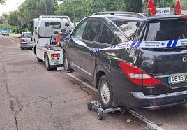 La grúa municipal retira el vehículo del sospechoso de atropellar a una mujer en Arturo Eyries y darse a la fuga.