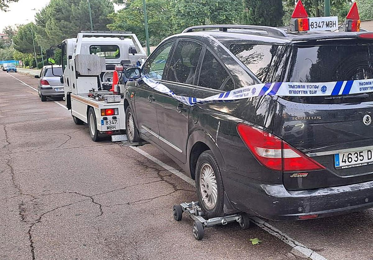 La grúa municipal retira el vehículo del sospechoso de atropellar a una mujer en Arturo Eyries y darse a la fuga.