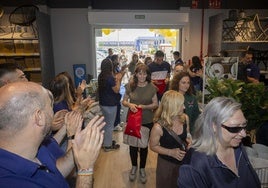 Los empleados reciben con aplausos a los primeros clientes que han inaugurado la tienda de Jysk en Valladolid.