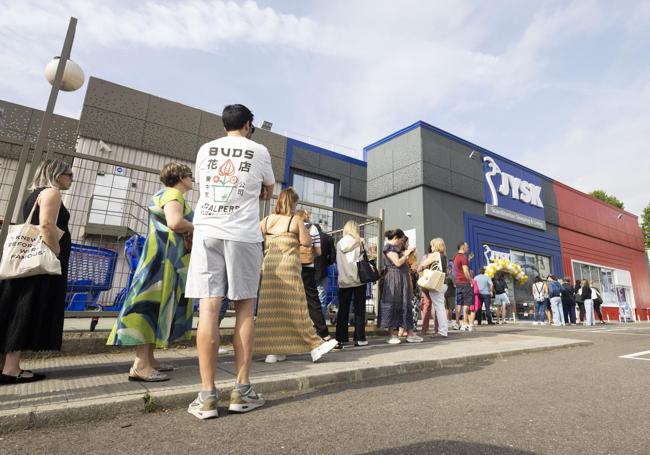 Colas antes de la apertura de Jysk.