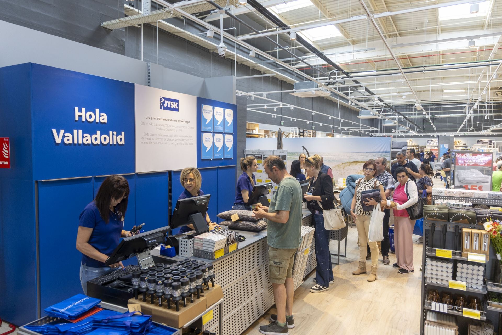 Las fotos de la inauguración de la tienda de la cadena Jysk en Valladolid