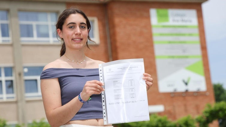 Sara Rodríguez posa con sus notas de la PAU en el colegio Ave María, donde estudió Bachillerato.