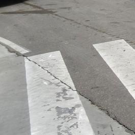 La primera franja blanca del paso de peatones