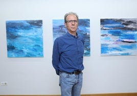 Ramón Abril, delante de sus obras en Espacio Abierto.