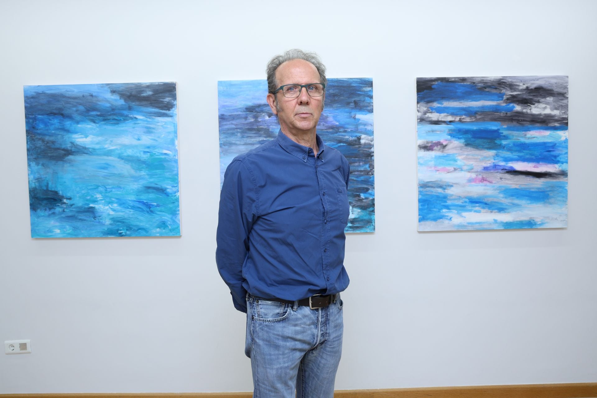 Ramón Abril, delante de sus obras en Espacio Abierto.