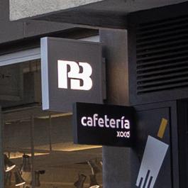 El letrero lateral de Pull&amp;Bear
