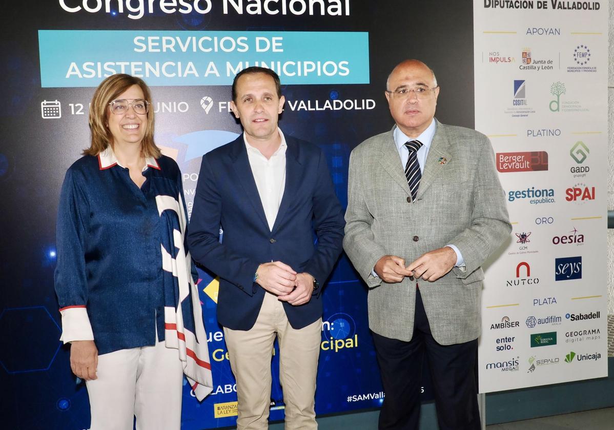 El presidente de la Diputación de Valladolid, Conrado Íscar (centro), junto a la presidenta de la Diputación de Palencia, Ángeles Armisén, y el subdelegado del Gobierno en Valladolid, Jacinto Canales.