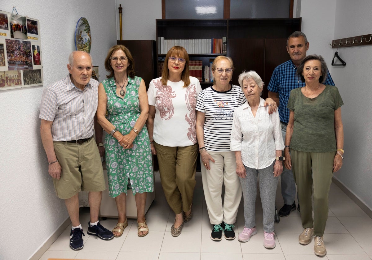 Imagen principal - La responsable del CVA Puente Colgante, Marisa Urdiales (centro) y los