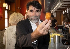 El especialista de moda y cine de RTVE Rafael Muñoz posa con una croqueta del bar Ceyjo.