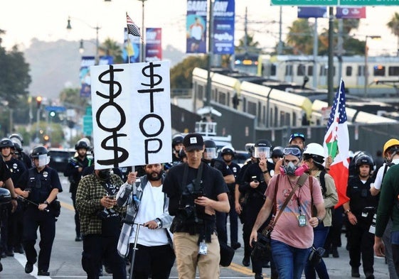 Protesta contra las redadas federales de inmigración, en Los Ángeles.