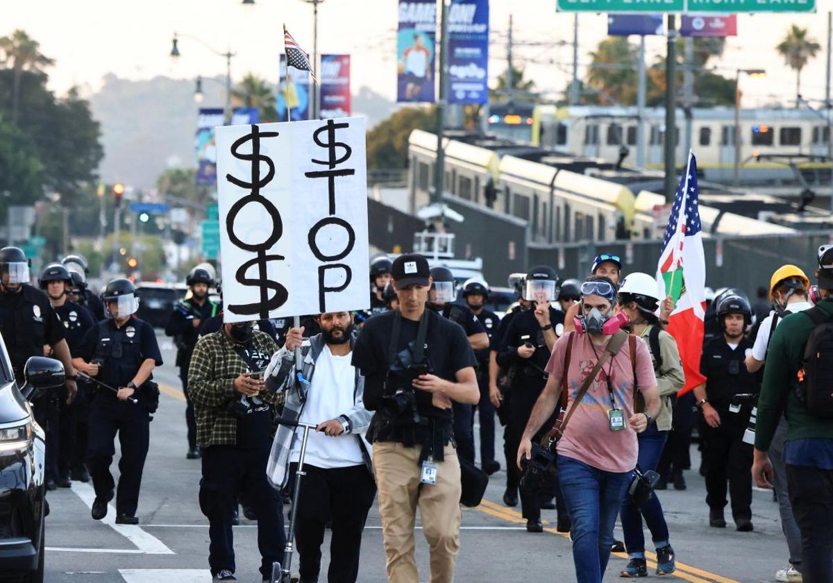 Protesta contra las redadas federales de inmigración, en Los Ángeles.
